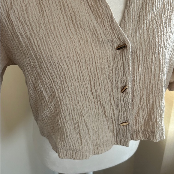 Beige Button-Up Women's cropped blouse - Picture 2 of 7